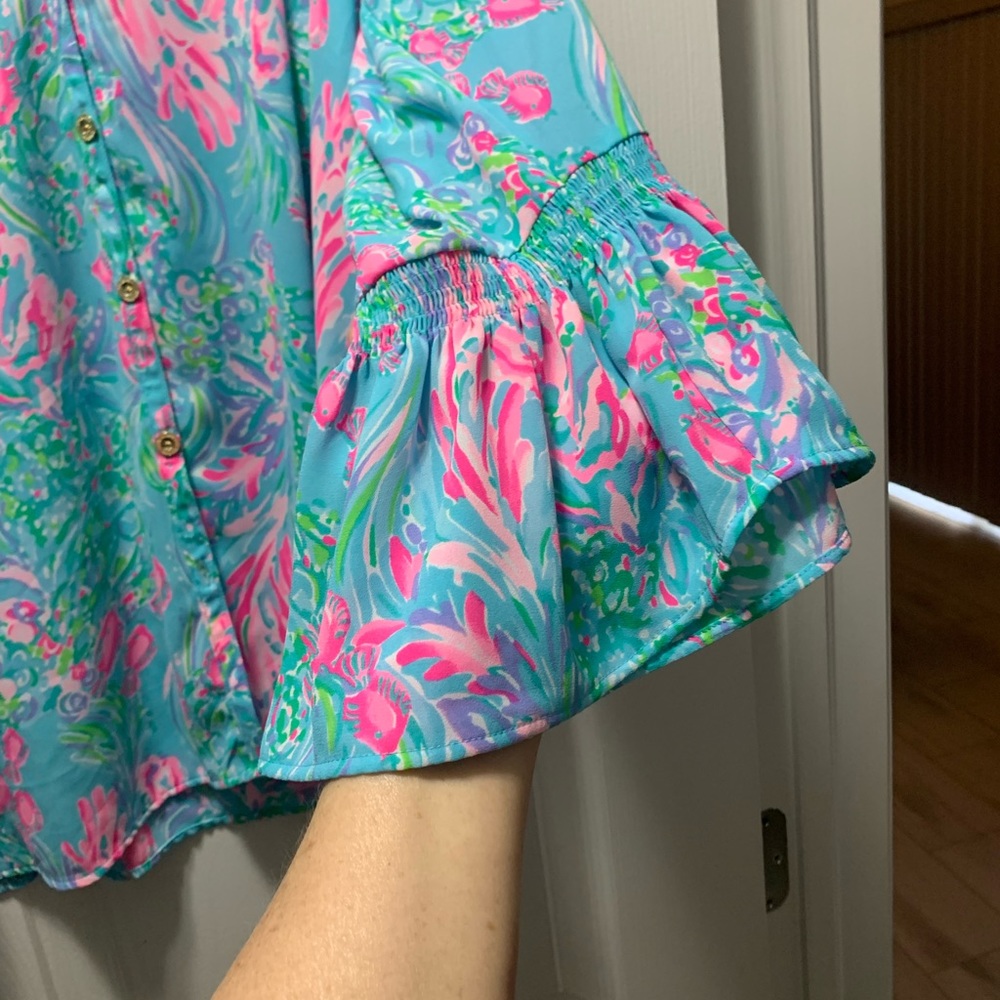 Brand new blouse w/ flutter sleeves.